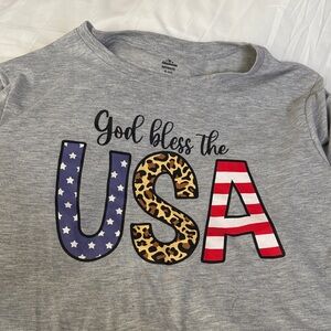 Short sleeve grey t shirt.